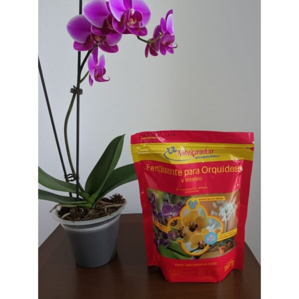 Fertilizante y orq Fertilizante para orquídeas Nutrigarden junto a orquídea phalaenopsis